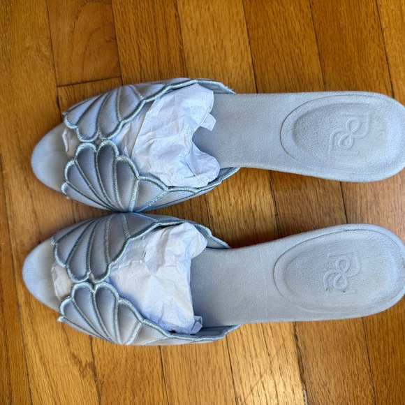 Reformation Waldena Mule Mist Satin Scallop Shell Size 9 LIKE NEW - Picture 9 of 10
